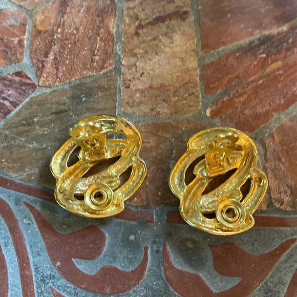 Vintage Clip On Earrings - Picture 4 of 4